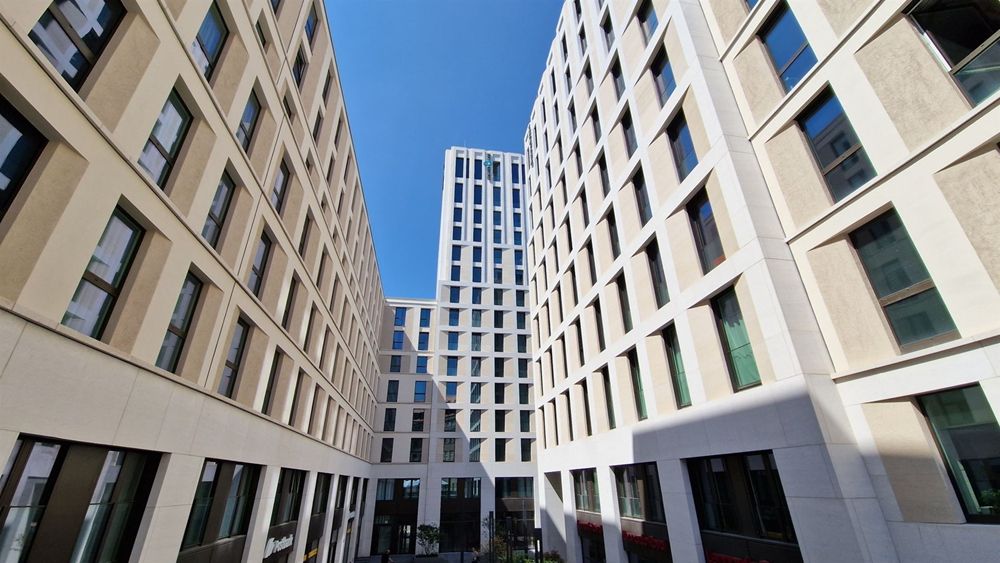 Moderne Architektur mit Blick in den blauen Himmel – Originalfoto von WebsiteAbo